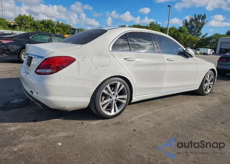 2016 Mercedes-Benz C 300 z USA, uszkodzony, nr VIN 55SWF4JB9GU147198